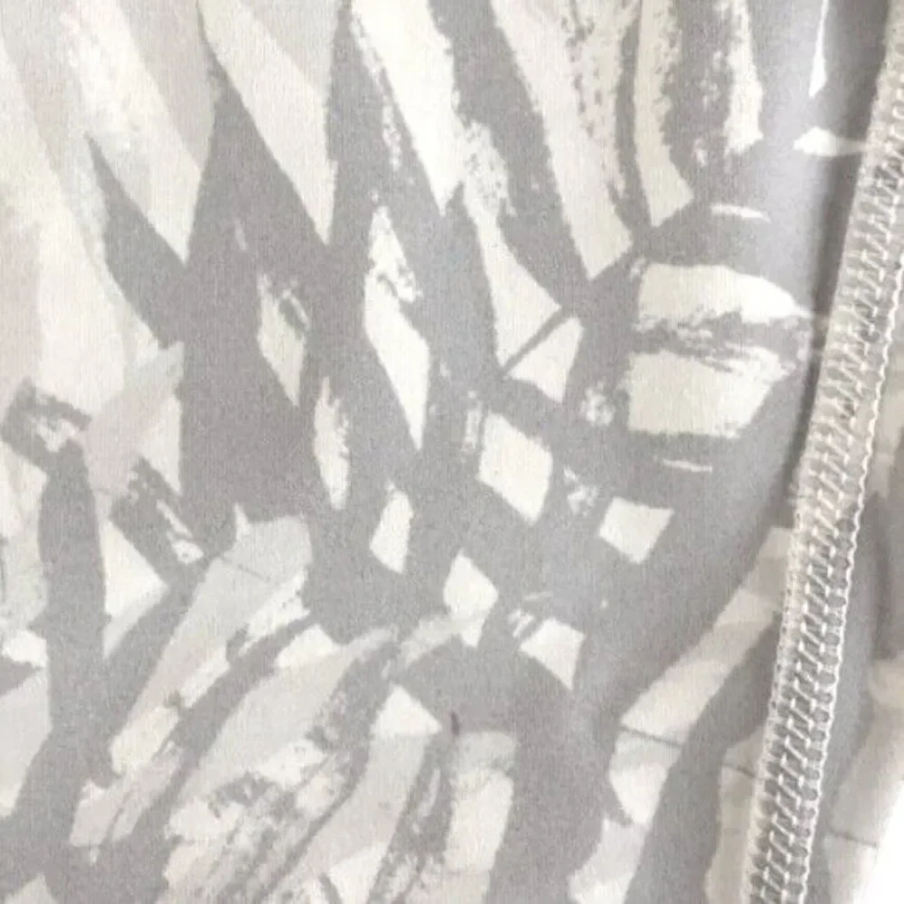 Lululemon Inspire Tight II Palm Camo White Nimbus Women's Size 4 Leggings‎ 7/8